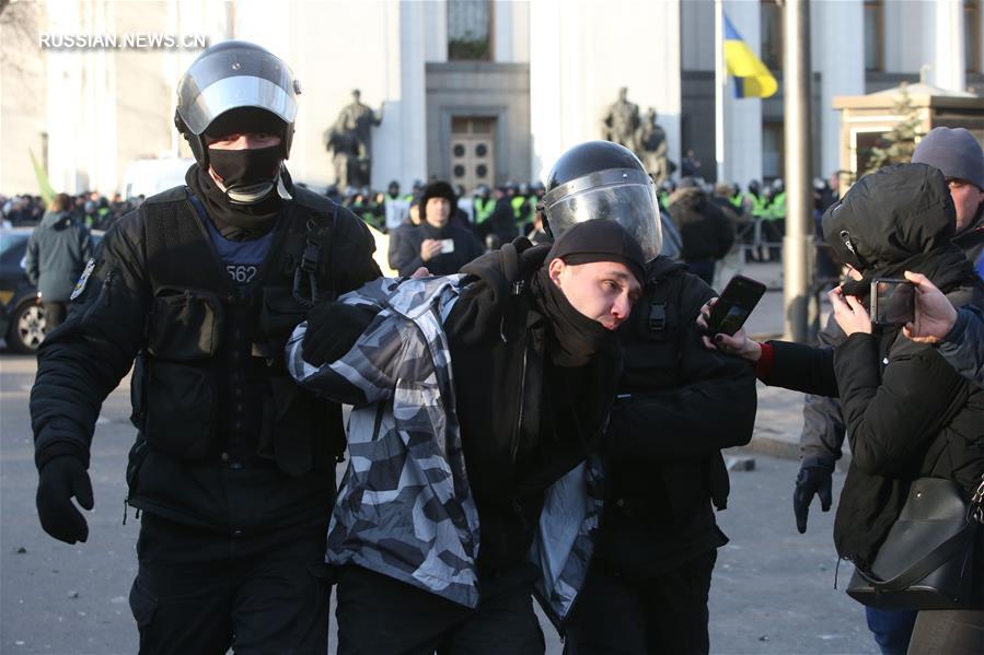 У Верховной Рады в Киеве произошли столкновения протестующих с полицией