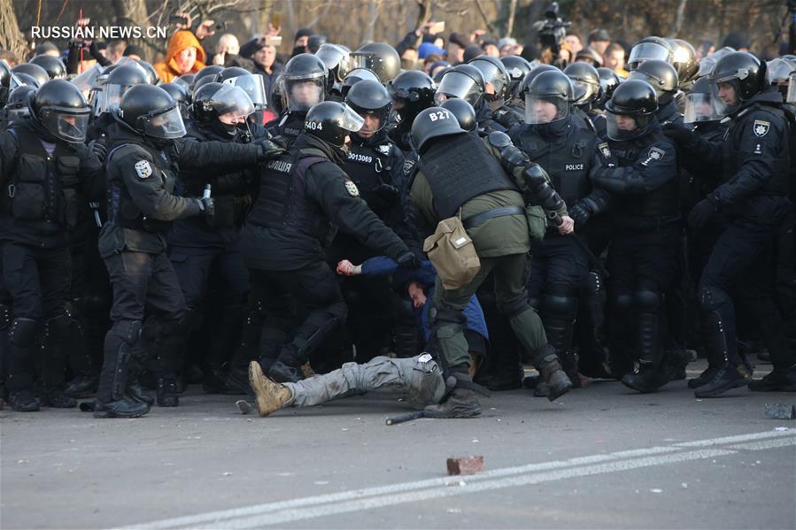 У Верховной Рады в Киеве произошли столкновения протестующих с полицией