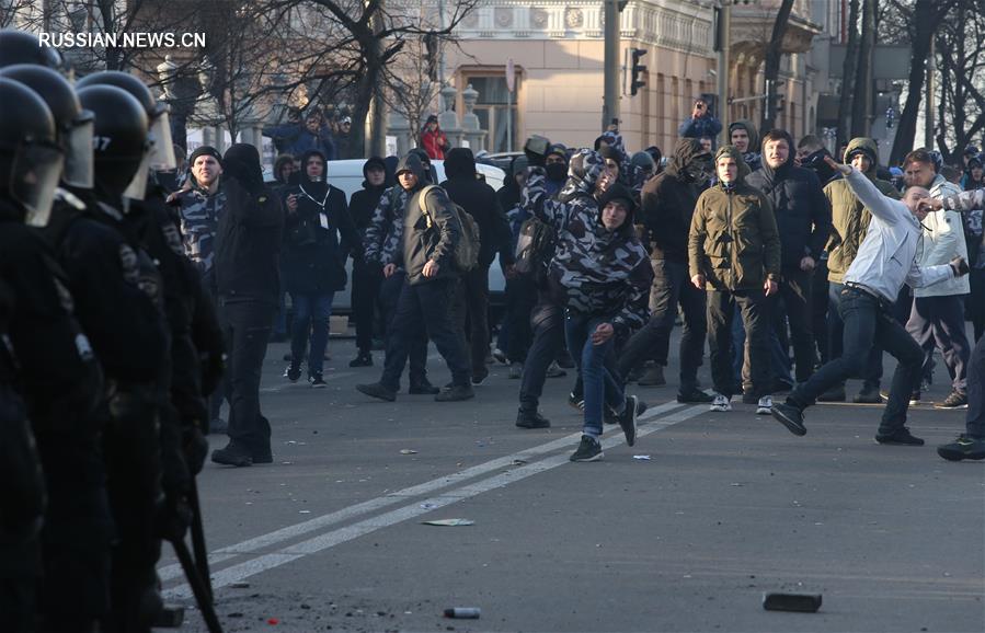 У Верховной Рады в Киеве произошли столкновения протестующих с полицией