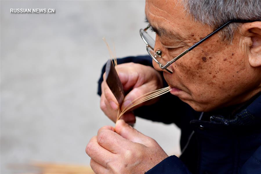 Мастер плетения из бамбука хранит традиции старинного ремесла 