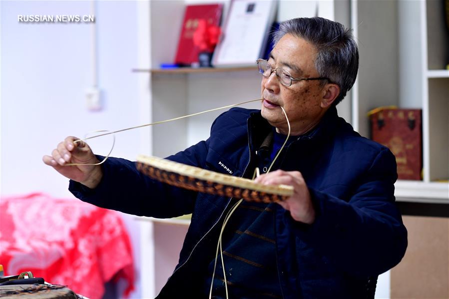 Мастер плетения из бамбука хранит традиции старинного ремесла 