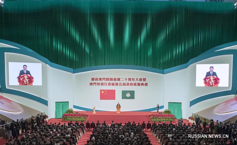 Си Цзиньпин присутствовал на торжественном собрании, посвященном 20-й годовщине возвращения Аомэня в лоно Родины, церемонии вступления в должность состава администрации САР Аомэнь 5-го созыва и выступил с важной речью
