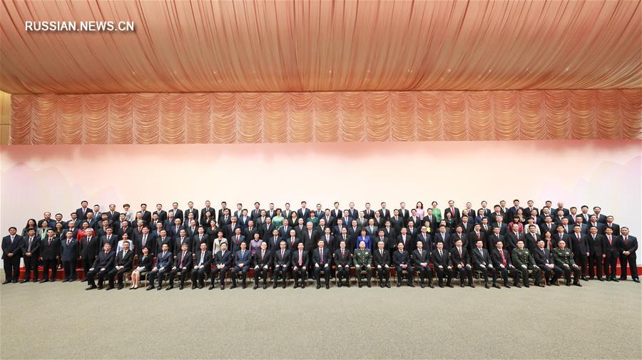 Си Цзиньпин встретился с ответственными работниками структур центрального правительства и предприятий из внутренних районов страны в Аомэне