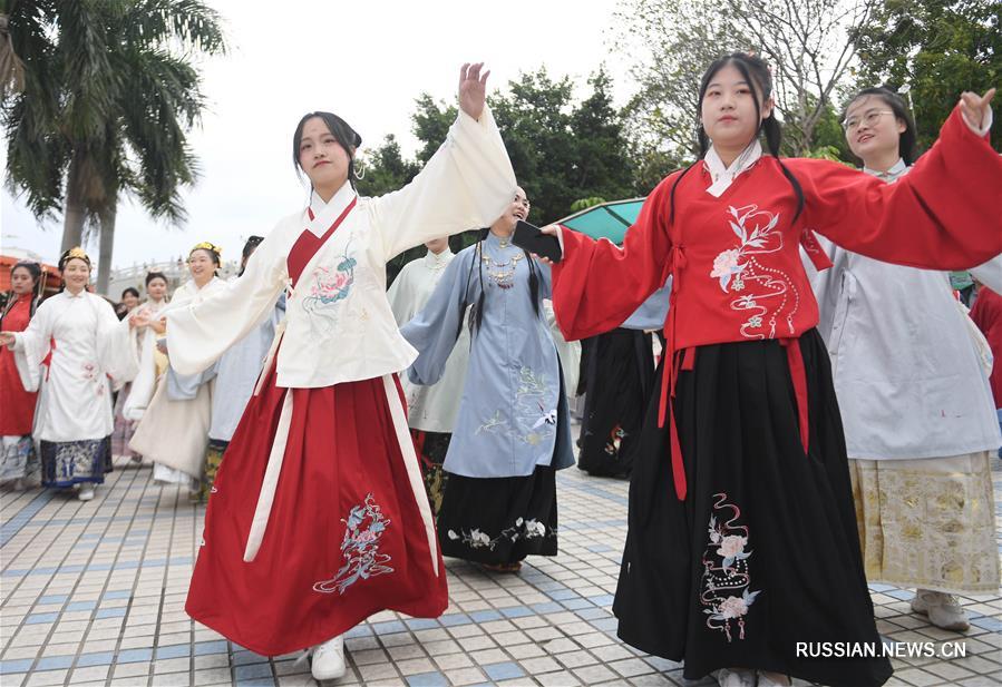 Парковые гулянья в ханьской национальной одежде в день зимнего солнцестояния
