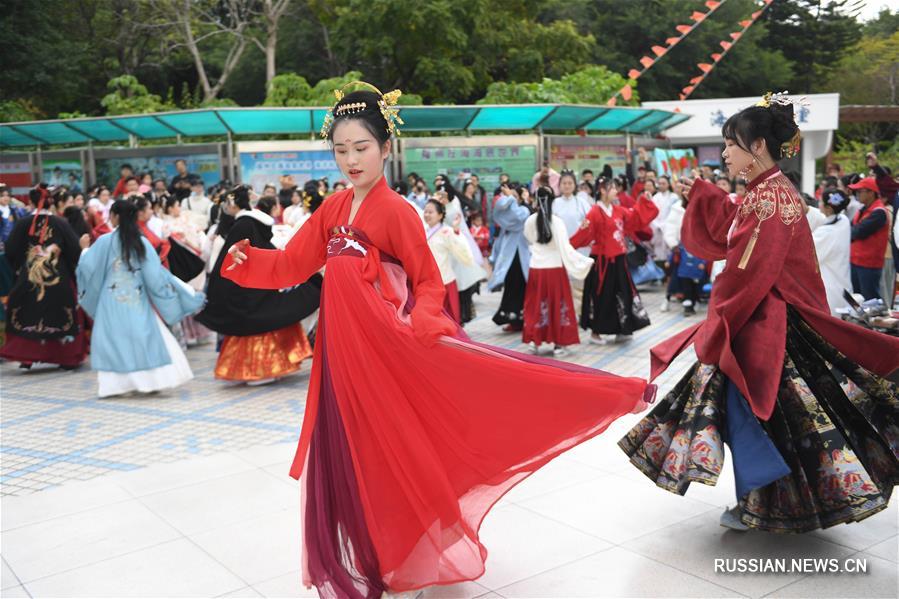 Парковые гулянья в ханьской национальной одежде в день зимнего солнцестояния