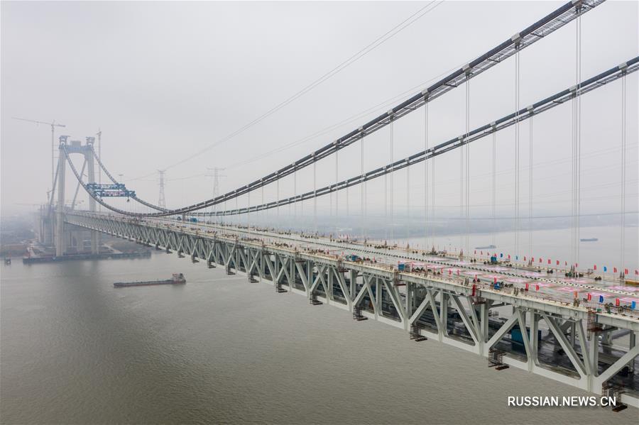 На востоке Китая завершена стыковка первого в стране большого вантового моста двойного назначения