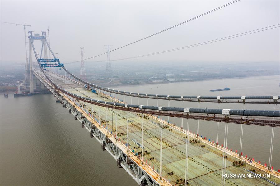 На востоке Китая завершена стыковка первого в стране большого вантового моста двойного назначения