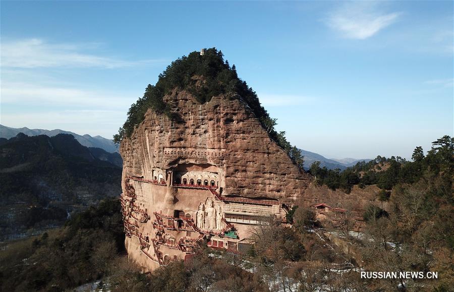 Пещерные храмы горы Майцзишань после снегопада 
