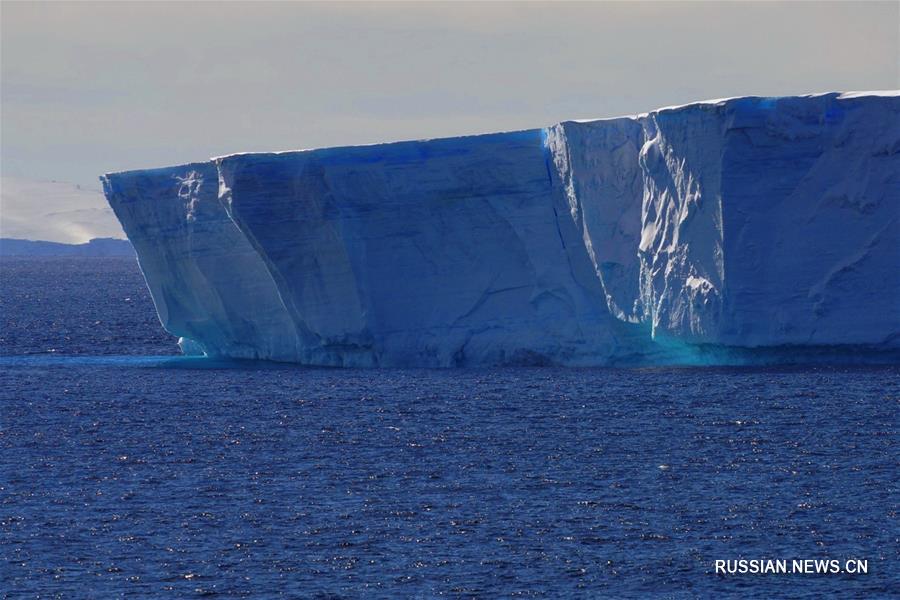 Прекрасные айсберги в море Космонавтов