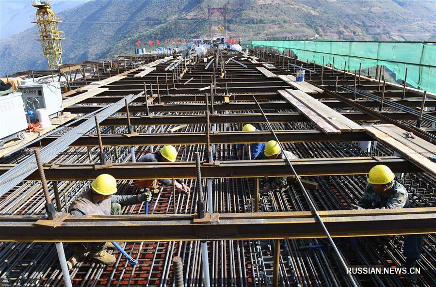 Завершается строительство основной части железнодорожного мегамоста через реку Нуцзян