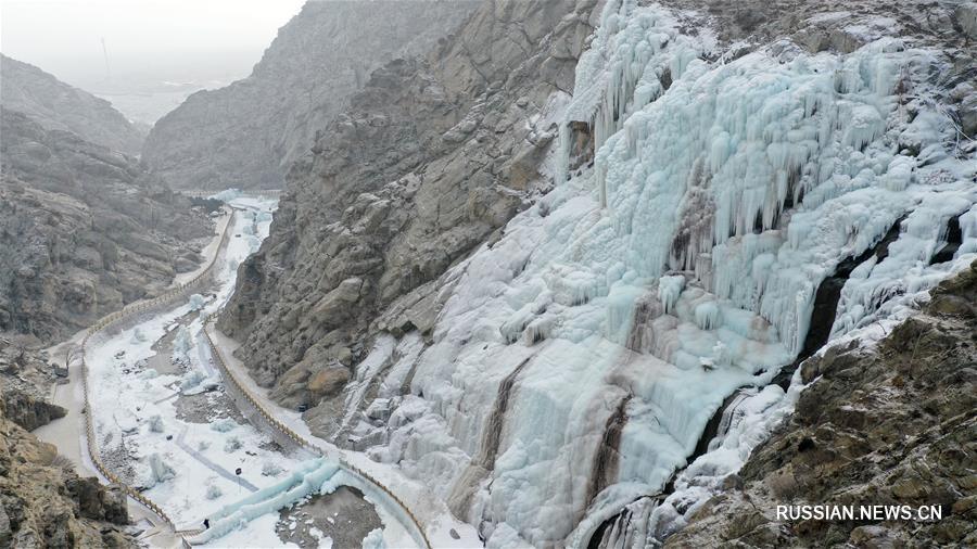 Живописные ледяные водопады в горах Хэланьшань