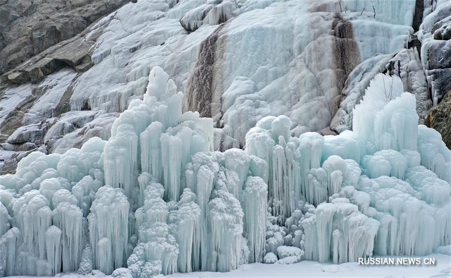 Живописные ледяные водопады в горах Хэланьшань