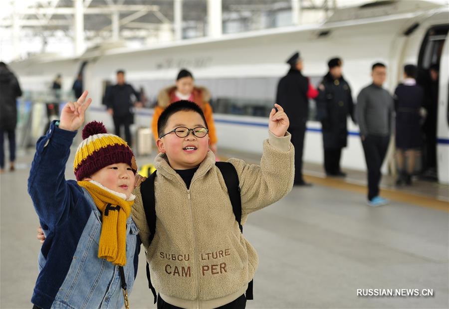 Маленькие пассажиры Китайских железных дорог отправляются в путь