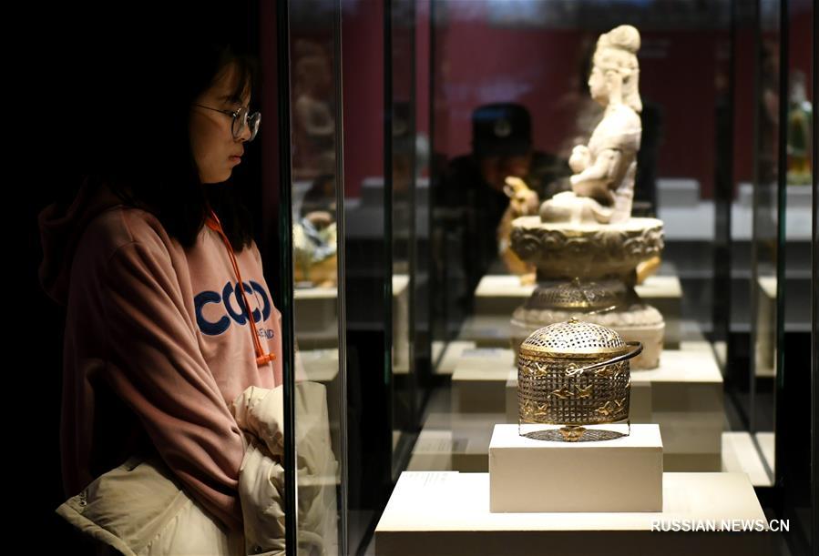 Выставка "Древнее, как небо -- Искусство династий Чжоу, Цинь, Хань и Тан" открылась в Сиане