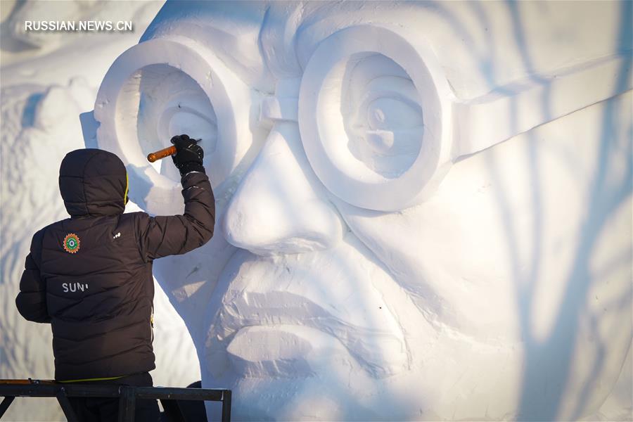 Участники 25-го Харбинского международного конкурса снежных скульптур демонстрируют свое мастерство