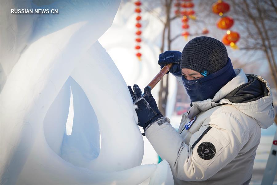 Участники 25-го Харбинского международного конкурса снежных скульптур демонстрируют свое мастерство