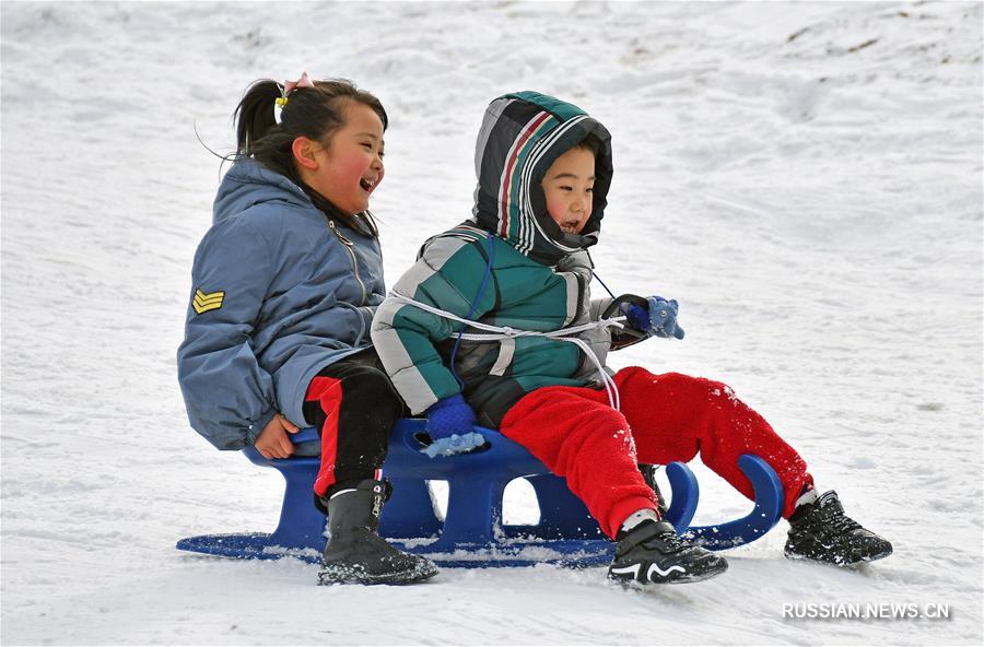 Китайцы радуются зимним видам развлечений