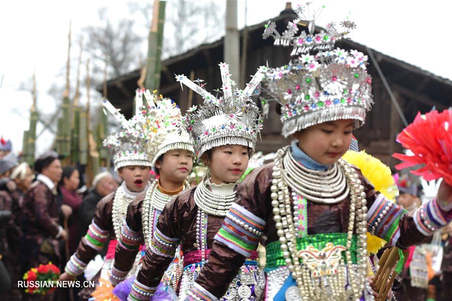 Праздничные звуки флейт "лушэн" в Гуйчжоу