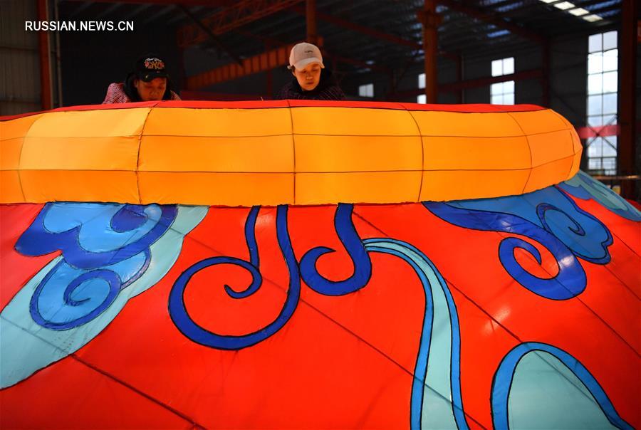 Изготовление новогодних фонарей в Сюаньэнь