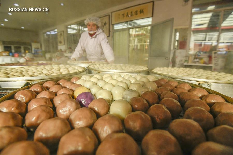 В Цзуньхуа готовят новогодние булочки 