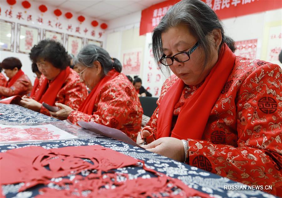 Китайцы готовятся к наступающему празднику Весны, занимаясь искусством вырезания из бумаги