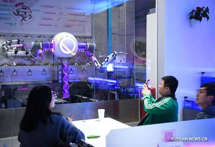 В Гуачжоу открылся полностью роботизированный ресторан китайской кухни