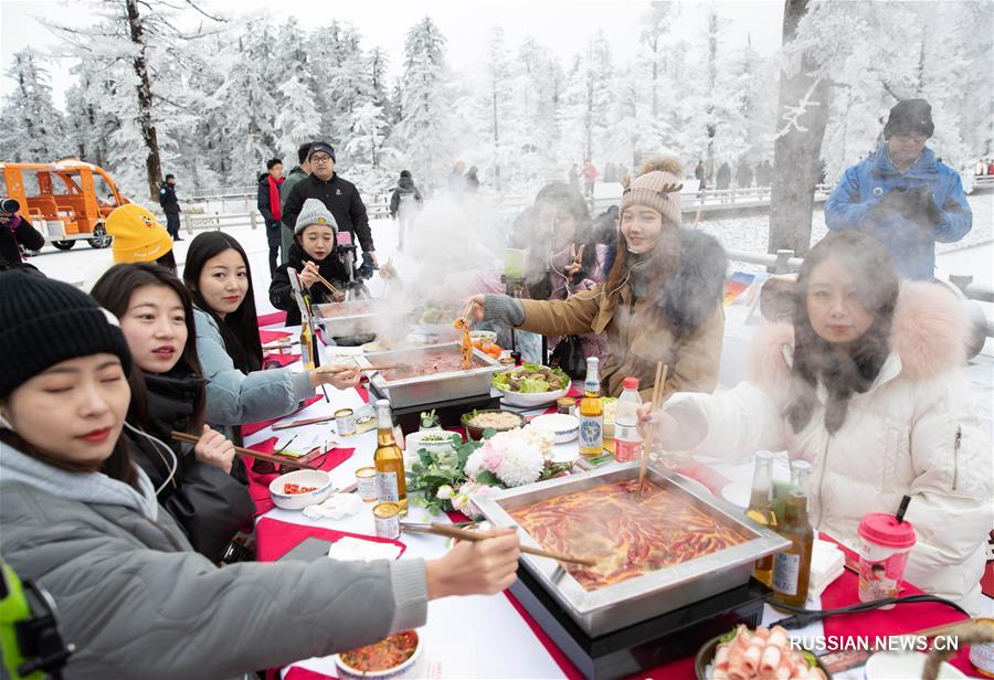 Снежный праздник в горах Ваушань в Сычуане