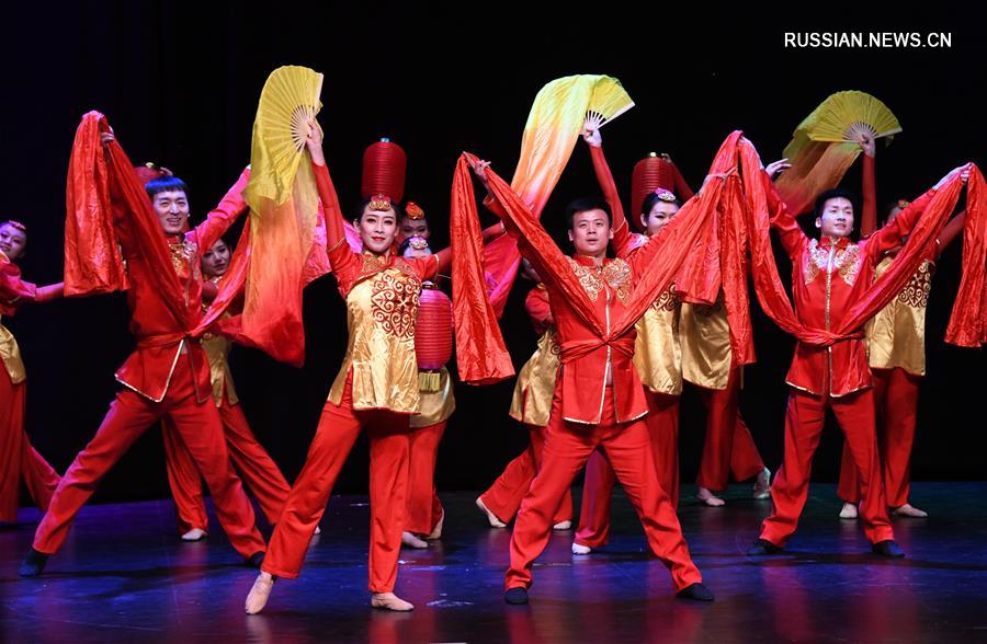 Китайские артисты выступили в Стамбуле с представлением в честь праздника Весны