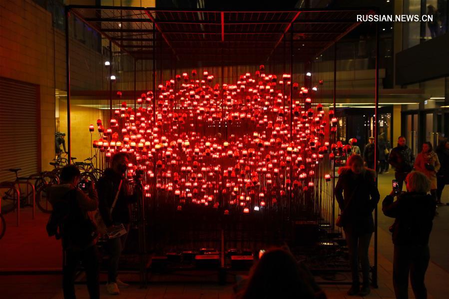 В Лондоне открылась выставка световых инсталляций