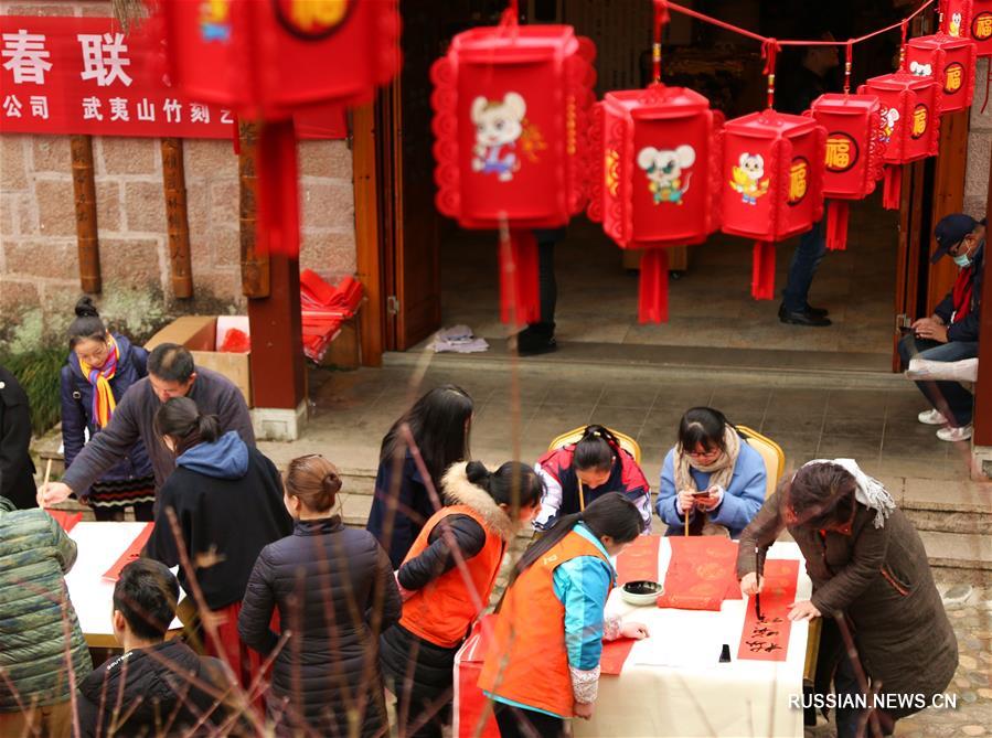 Живописный район Уишань на востоке Китая красочными фонарями и вымпелами встречает туристов в преддверии китайского Нового года 
