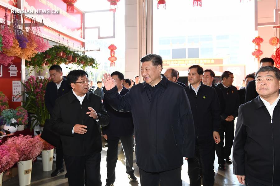 Си Цзиньпин посетил Куньминскую новогоднюю потребительскую ярмарку