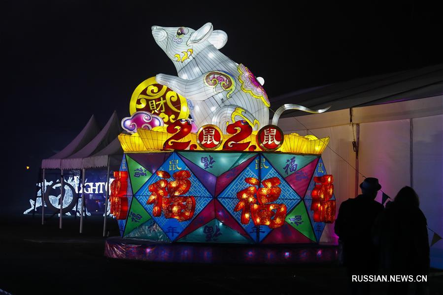 Разноцветные китайские фонари на фестивале иллюминации в Великобритании
