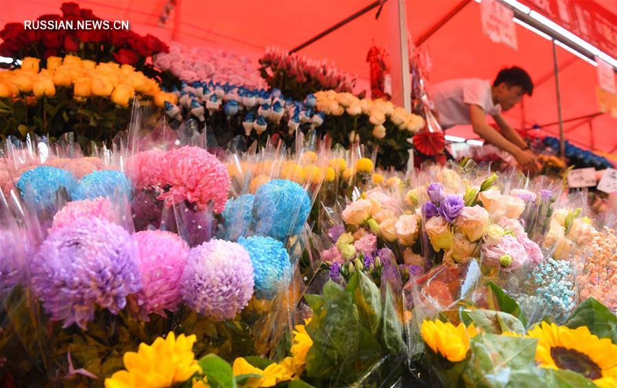Жители г. Гуанчжоу посещают цветочные ярмарки в канун праздника Весны