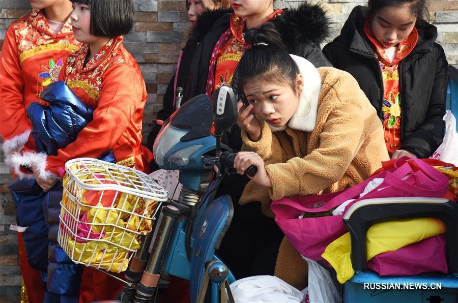 Счастливые песни на "деревенском гала-концерте" в провинции Шаньдун