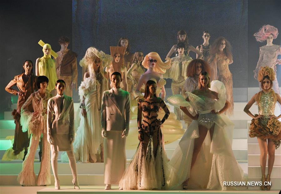 Неделя моды haute couture в Париже: показ новой коллекции Жана Поля Готье