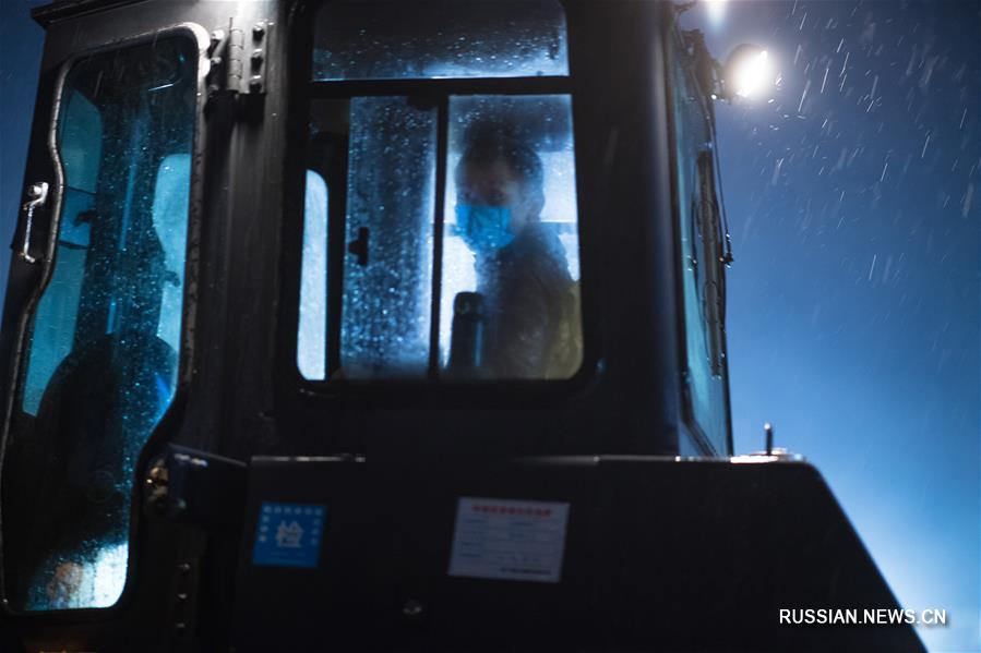 Строительство новой больницы для борьбы со вспышкой коронавируса в Ухане не останавливается даже в новогодний вечер