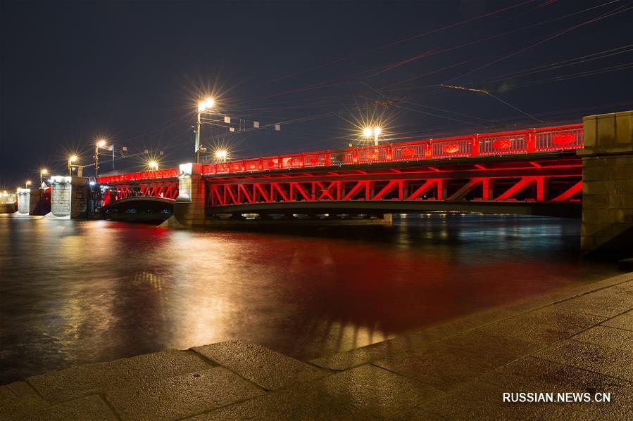 Дворцовый мост в Петербурге получил красную подсветку в честь праздника Весны
