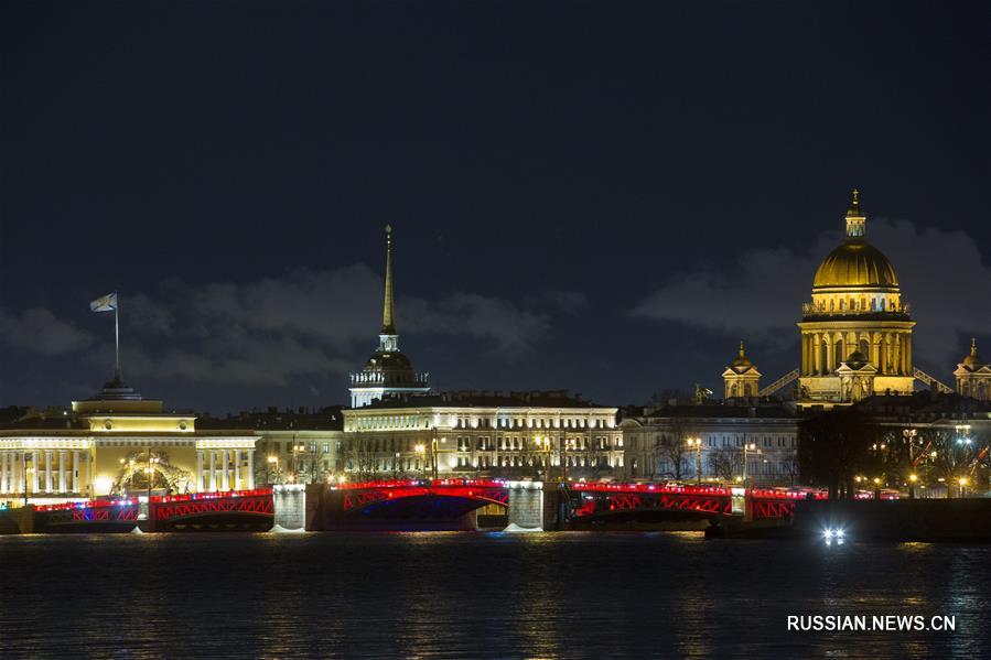 Дворцовый мост в Петербурге получил красную подсветку в честь праздника Весны