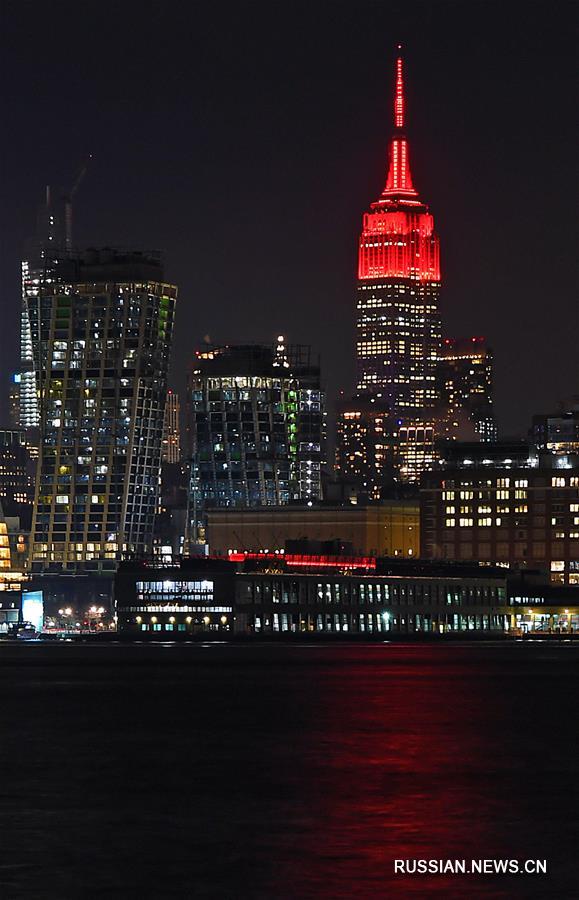 Эмпайр-стейт-билдинг получил красную подсветку в честь праздника Весны
