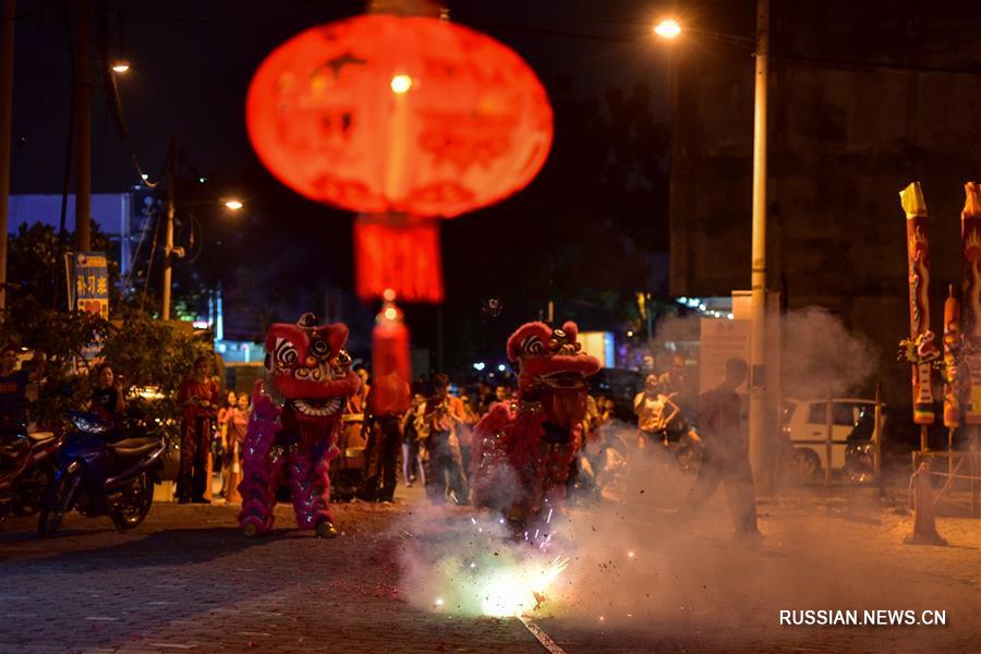 Этнические китайцы в Малайзии торжественно отмечают праздник Весны