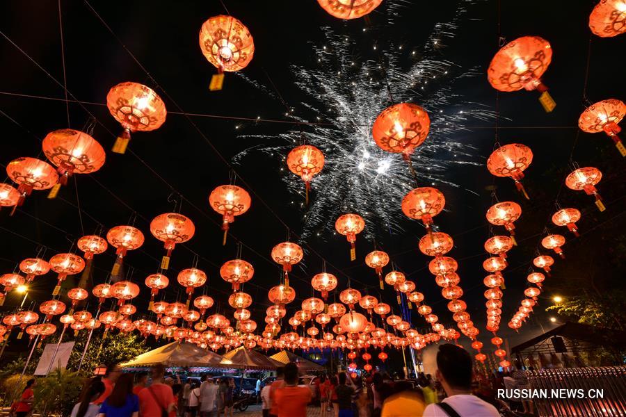 Этнические китайцы в Малайзии торжественно отмечают праздник Весны