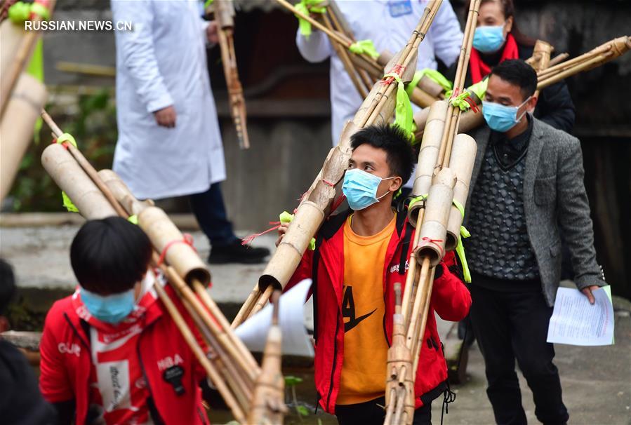 Противоэпидемическая работа в деревне, где проживают представители национальности Мяо 
