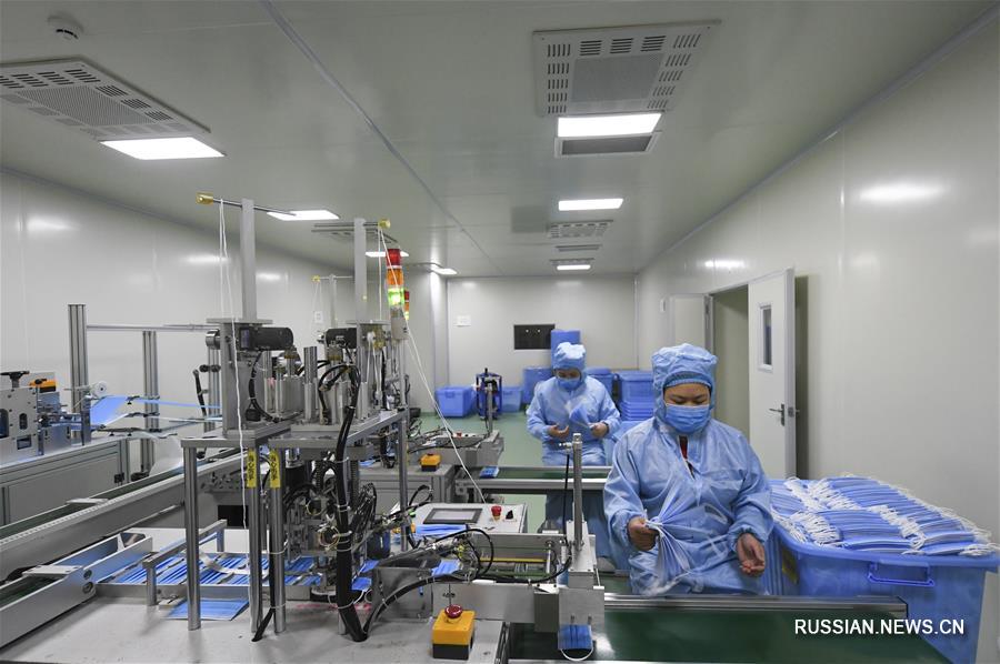 Вспышка коронавирусной инфекции в Китае -- Производство медицинских масок в Чунцине