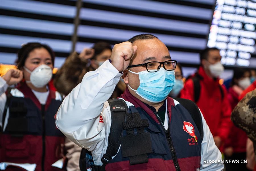 Вспышка коронавирусной инфекции в Китае -- Первая группа медиков из провинции Гуйчжоу отправилась на помощь хубэйским коллегам