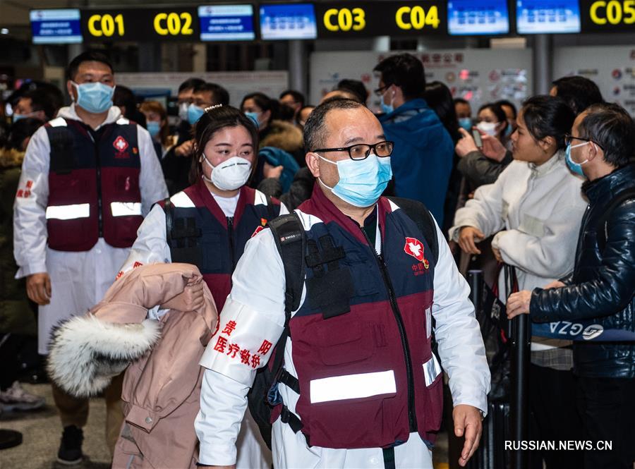 Вспышка коронавирусной инфекции в Китае -- Первая группа медиков из провинции Гуйчжоу отправилась на помощь хубэйским коллегам