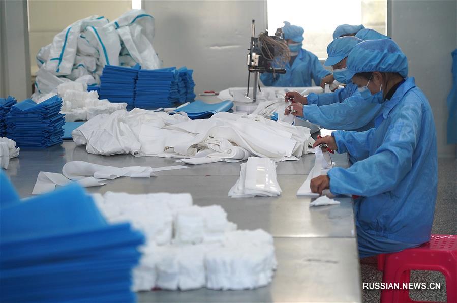 На предприятиях по производству медицинских защитных средств пров. Цзянси полным ходом идет работа с целью обеспечения поставок продукции на рынок