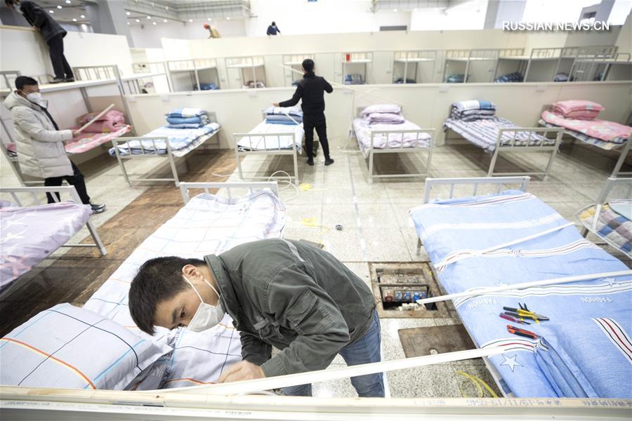 В городе Ухань интенсивными темпами идет переоборудование некоторых городских объектов во временные госпитали