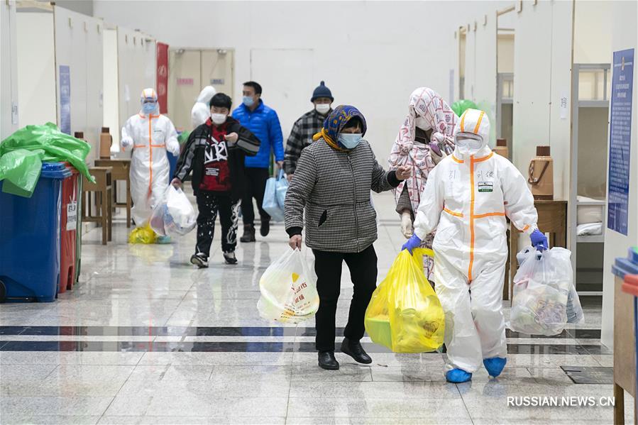 Первый мобильный больничный бокс в Ухане начал прием пациентов