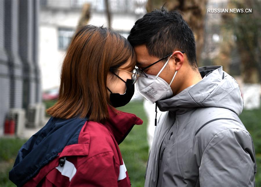 Борьба со вспышкой коронавирусной инфекции -- Пятая группа медиков из провинции Сычуань отправилась в Ухань