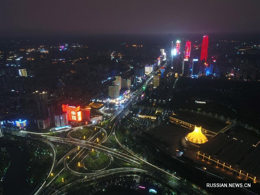 Вечерняя иллюминация на улицах Наньнина в поддержку Уханя и Китая